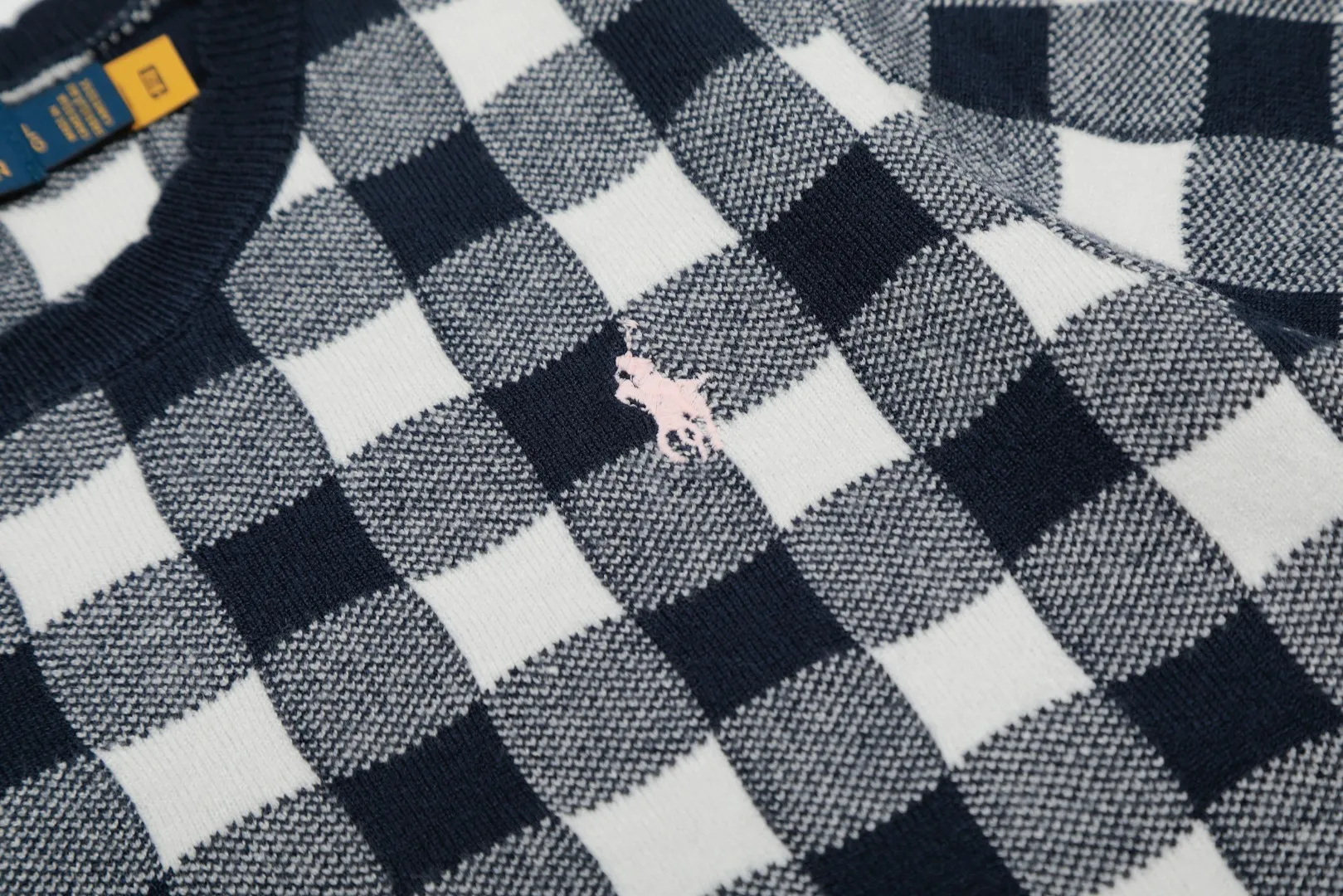 P150 💰 "Top quality" Style number: DS215# (on sale all year round) [Ralph Lauren plaid jacquard basic pony embroidered logo knitted round neck short sleeves] ✅Ralph Lauren Ralph Lauren all-match goddess style plain plaid knitted round neck pullover short sleeves for all seasons ✅Main provider of platform live broadcast Wholesale entities ✅ZP quality 1:1 version Scan the code to enter the GF website Counter quality ✅Detailed quality The only one in Guangzhou Imported quality cotton yarn, focusing on high-end, cost-effective, good quality needless to say ✅The version restores the original version, loose, comfortable and stress-free, simple is high-end, classic is eternal, ✅The upper body is simple and easy to match, a must-have for goddess ootd. Good-looking clothes are never picky. A must-have in the goddess' wardrobe. Size: S-L Color: Navy Gray Yellow Pink Light Blue Red